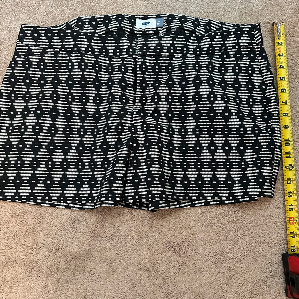 Chic Textured Old Navy Black and Cream Patterned Women Shorts